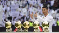 Ronaldo meraih gelar kelima Ballon d'Or atau sama dengan raihan Lionel Messi. (AFP/Pierre-Phileppe Marcou)