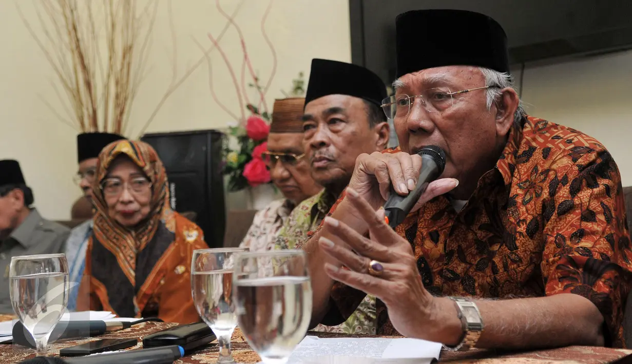 Tokoh senior PPP, Bachtiar Hamzah memberi keterangan pers di Jakarta, Kamis (18/2). Para sesepuh PPP mengajak kedua kubu yakni Djan Farid dan Romahurmuziy segera mengakhiri perseteruan dengan segera islah. (Liputan6.com/Johan Tallo)