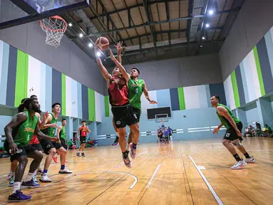 Pemain Timnas Basket Indonesia, Muhammad Arighi (tengah kiri)&nbsp;berusaha mencetak poin saat pemusatan latihan Timnas Basket Indonesia untuk SEA Games 2023 Kamboja di GBK Arena, Senayan, Jakarta, Rabu (03/05/2023). (Bagaskara Lazuardi)