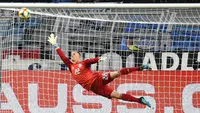 Kiper Jerman, Marc-Andre Ter Stegen, berusaha menghalau bola saat melawan Argentina pada laga persahabatan di Stadion Signal Iduna Park, Rabu (9/10). Kedua tim bermain imbang 2-2. (AP/Martin Meissner)