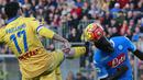 Kepala bek Napoli, Kalidou Koulibaly, hampir saja beradu dengan kaki pemain Frisinone, Luca Paganini pada laga Serie A di Stadion Matusa, Italia, Minggu (10/1/2016). Napoli berhasil menang 5-1. (AFP/Carlo Hermann)
