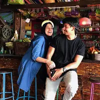 Seperti diketahui, setelah rumah tangganya dengan Galih Ginanjar kandas, beberapa tahun kemudian Fairuz A Rafiq menikah lagi. Anak mendiang penyanyi dangdut A Rafiq itu menikah dengan Sonny Septian adik artis senior Elma Theana. (Instagram/fairuzarafiq)