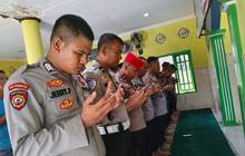 Wujud Empati, Polres Bangka Tengah Gelar Salat Gaib untuk Pengemudi Ojek Daring yang Wafat Saat Aksi di Jakarta: Sebuah Kisah Solidaritas