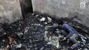 Warga mencari sisa barang di antara puing bangunan rumah yang hangus akibat kebakaran di Tambora, Jakarta, Kamis (10/1). Kebakaran melanda kawasan tersebut pada 3 Januari lalu. (Merdeka.com/Iqbal Nugroho)