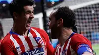 Bek Atletico Madrid, Diego Godin berselebrasi dengan Alvaro Morata usai mencetak gol ke gawang Juventus pada babak 16 besar Liga Champions di stadion Wanda Metropolitano, Madrid (20/2). Atletico menang 2-0 atas Juventus. (AP Photo/Manu Fernandez)