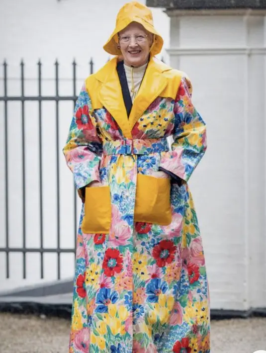 Gaya coat yang dikenakan juga begitu menggemaskan dengan paduan motif dan warna atraktif. [Foto: Royal Portrait]