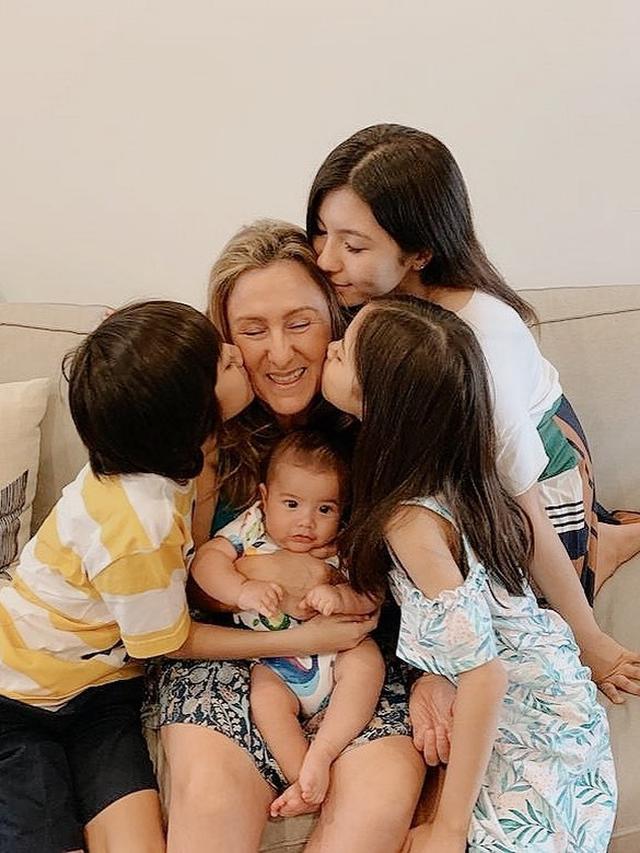 Beda Ayah, Ini 6 Potret Kekompakan Ketiga Anak Wulan Guritno