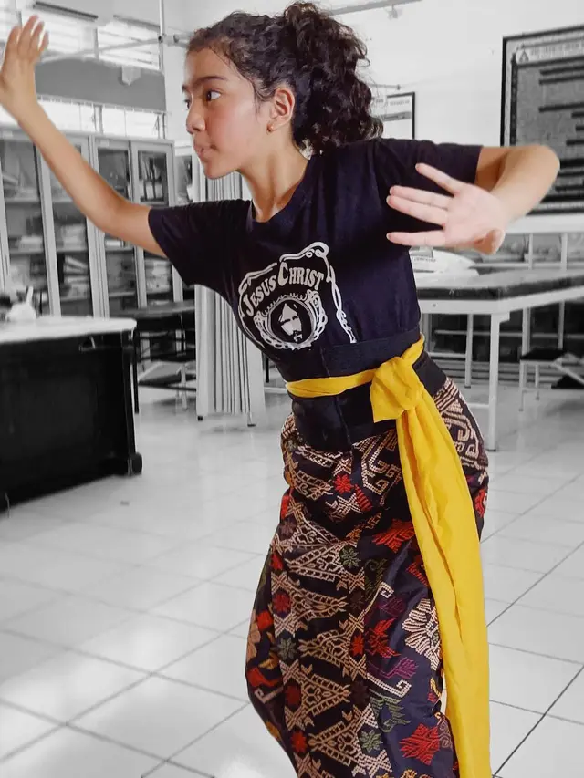 6 Potret Leticia Putri Sheila Marcia Jadi Penari Bali, Disebut Mirip Sang Mama