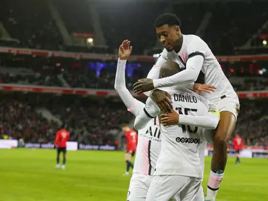 Gelandang Paris Saint-Germain (PSG) Danilo Pereira (tengah) bersama rekan setimnya merayakan gol ke gawang Lille dalam lanjutan Liga Prancis di Stadion Pierre-Mauroy, Senin (7/2/2022) dinihari WIB. PSG mengalahkan juara bertahan Lille dengan skor 5-1. (AP Photo/Michel Spingler)