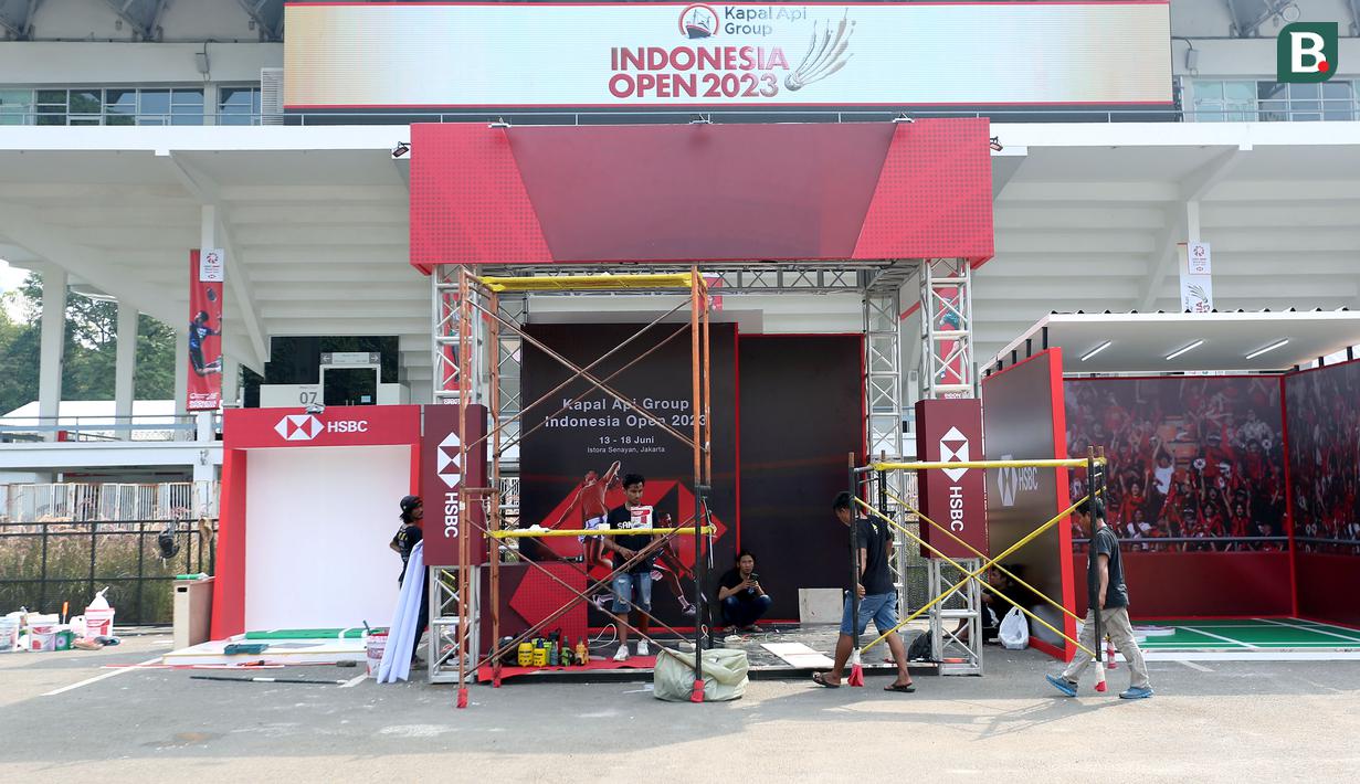 <p>Sejumlah pekerja sedang mempersiapkan booth di Istora Senayan, Jakarta menjelang Indonesia Open 2023 pada Senin (12/06/2023). Ketua Panpel Armand Darmadji mengungkapkan bahwa tahun ini akan menjadi edisi terakhir turnamen BWF Super 1000 tersebut di Istora Senayan sebelum dipindahkan ke arena yang lebih besar yakni Indoor Multifunction Stadium. (Bola.com/Bagaskara Lazuardi)</p>