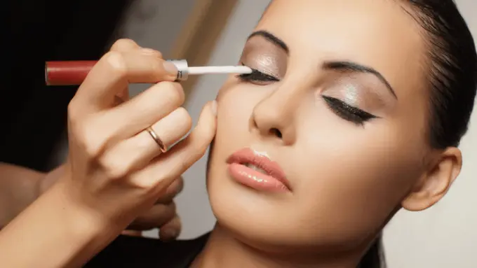 Nggak Berlebihan, Ini Makeup yang Pas untuk Graduation