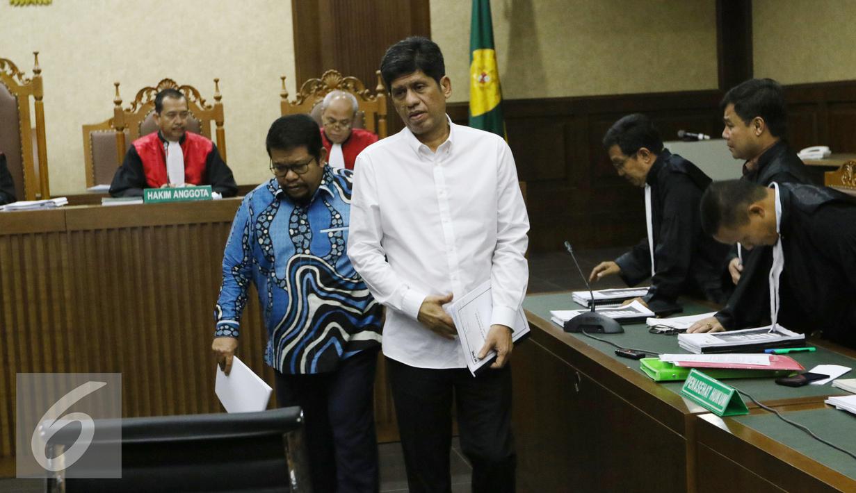 Dua terdakwa meninggalkan persidangan di pengadilan Tipikor, Jakarta,  Rabu (26/10). Tujuh anggota DPRD Provinsi Sumut didakwa atas kasus suap dari mantan Gubernur Sumut, Gatot Pujo Nugroho.  (Liputan6.com/Helmi Affandi)