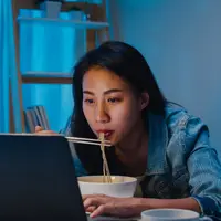 Waktu makan memang bisa memengaruhi cara tubuh bekerja, tetapi bukan satu-satunya penentu kenaikan berat badan. [Dok/freepik.com/tirachardz]