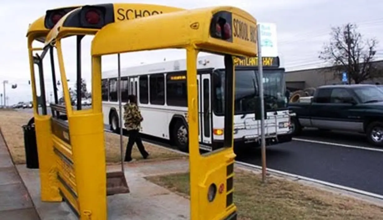 Halte bus di Georgia ini dibuat dengan desain menyerupai sebuah bus sekolah. Setiap bagian atap halte diberi lampu dan tulisan school bus agar terlihat, Namun halte bus sekolah ini hanya memiliki 3 kursi penumpang yang sangat minim. (viajesmonllar.com)