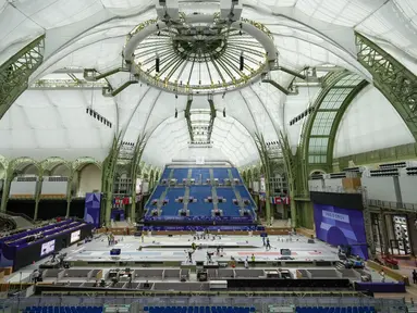 Para pekerja melakukan sentuhan akhir pada Grand Palais, Selasa, 23 Juli 2024, di Paris, Prancis. (AP Photo/Andrew Medichini)