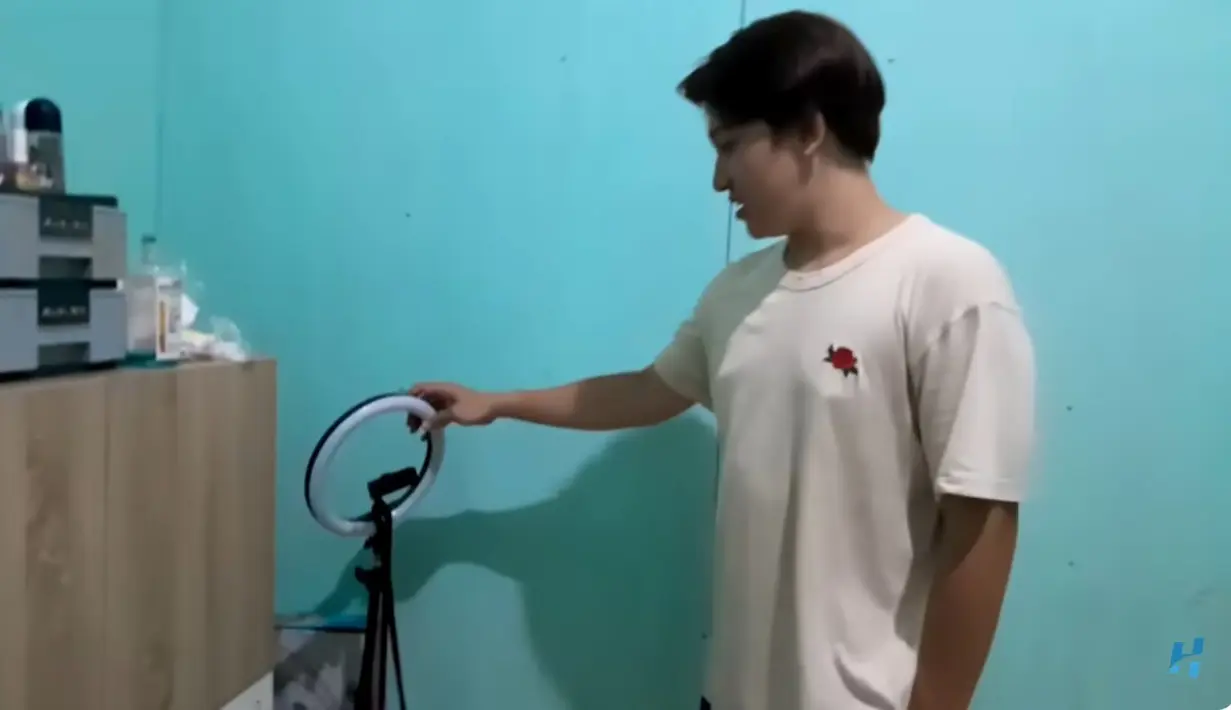 Beberapa parabot penyimpanan ada di atas lemari. Sedangkan lampu yang dipegang oleh Sidik ini merupakan yang dibeli sang istri saat jualan online.[Youtube/HepiNews]