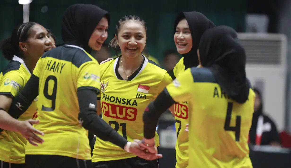 Selebrasi para pemain timnas bola voli putri Indonesia, Aulia Suci Nurfadilah dkk setelah memperoleh poin atas Makau pada laga perdana penyisihan Grup A Kejuaraan Bola Voli Putri Asia AVC Challenge Cup 2023 di GOR Tri Dharma, Gresik, Minggu (18/6/2023). Timnas voli putri Indonesia menang 3-0 (25-7, 25-18, 25-8). (Dok. PBVSI)