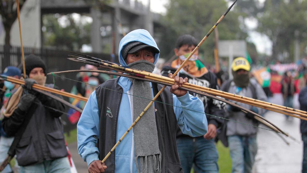 FOTO: Bentrokan di Bogota, Demonstran Serang Polisi dengan Panah di depan Kedubes AS
