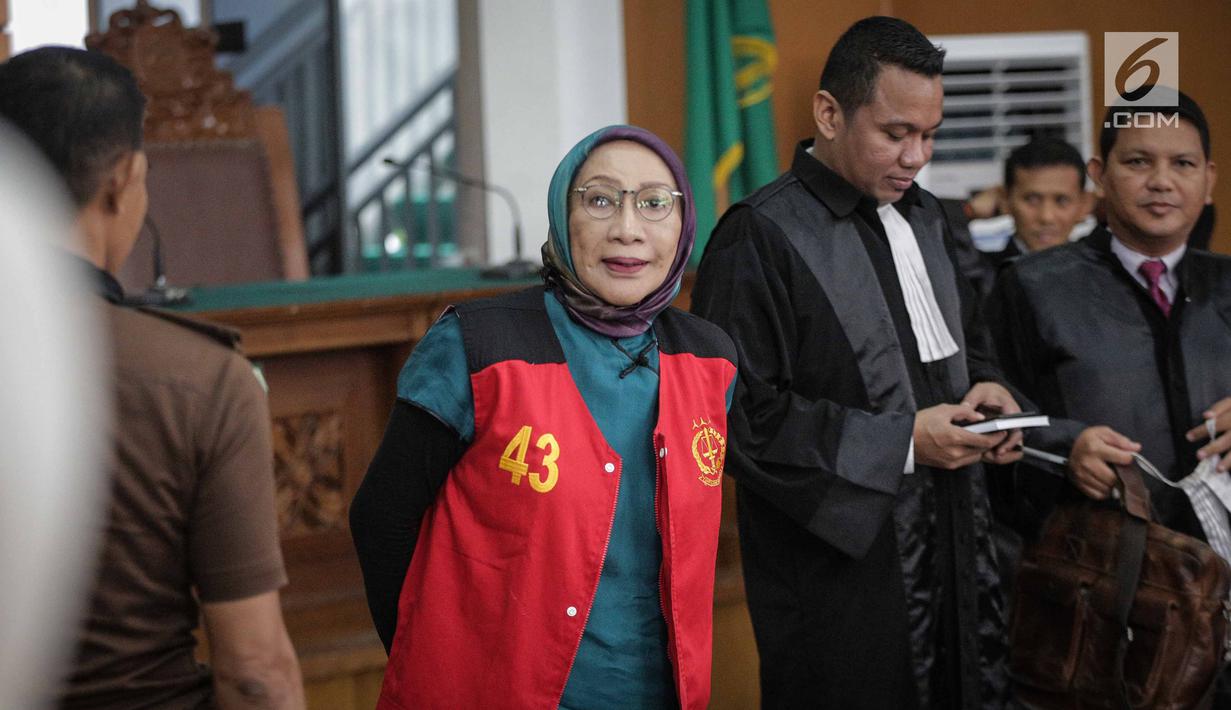 Terdakwa kasus dugaan penyebaran berita bohong, Ratna Sarumpaet saat menjalani sidang lanjutan di PN Jakarta Selatan, Selasa (19/3). Sidang Ratna Sarumpaet mengagendakan pembacaan putusan sela. (Liputan6.com/Faizal Fanani)