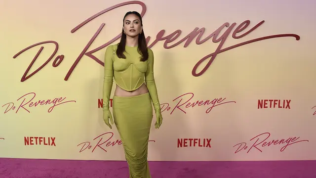 Camila Mendes Tebar Senyum Manis di Pumataran Film Terbarunya