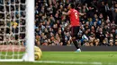 Pemain Manchester United Anthony Martial melakukan selebrasi usai mencetak gol ke gawang Manchester City pada pertandingan Liga Inggris di Etihad Stadium, Manchester, Inggris, Sabtu (7/12/2019). Manchester United menang 2-1. (AP Photo/Rui Vieira)