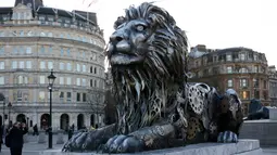 Warga tampak mengabadikan gambar patung singa di Trafalgar Square, London, Inggris, (28/1).    Patung singa ini dibuat dan dipasang oleh National Geographic. (REUTERS / Stefan Wermuth)