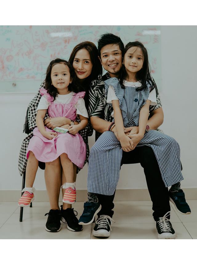 Enggak Menyangka, 6 Seleb Ini Menikah dengan Fans Sendiri