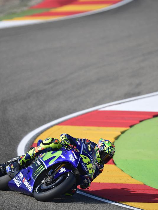 Pebalap Movistar Yamaha, Valentino Rossi, mengikuti sesi latihan bebas ketiga MotoGP Aragon, Sabtu (23/9/2017). Setelah dinyatakan pulih, pebalap asal Italia itu siap untuk tampil pada balapan MotoGP Aragon, Minggu (24/9/2017). (AFP/Javier Soriano)