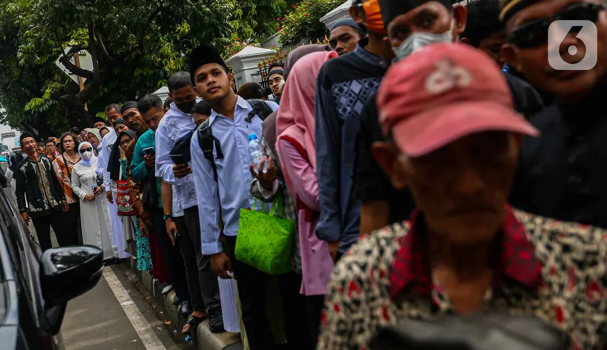 Warga pun diminta tertib saat mengantre masuk area Istana Negara. (Liputan6.com/Angga Yuniar)