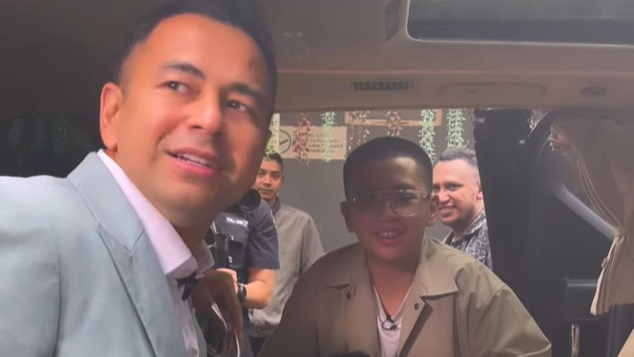 Dalam pertemuan itu, Raffi Ahmad juga tampak salfok dengan penampilan putra Tukul Arwana, Jovan. Menurutnya, penampilan Jovan makin ganteng.<br>