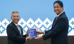 Purbaya Yudhi Sadewa menyerahkan memori jabatan Menteri Keuangan kepada Suahasil Nazara dalam prosesi serah terima jabatan di Kementerian Keuangan, Jakarta, Selasa (15/9/2026). (KLY/Budy Santoso)