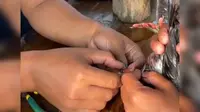 Momen Panik Warga Minta Tolong Damkar Burung Terjepit Cincin
