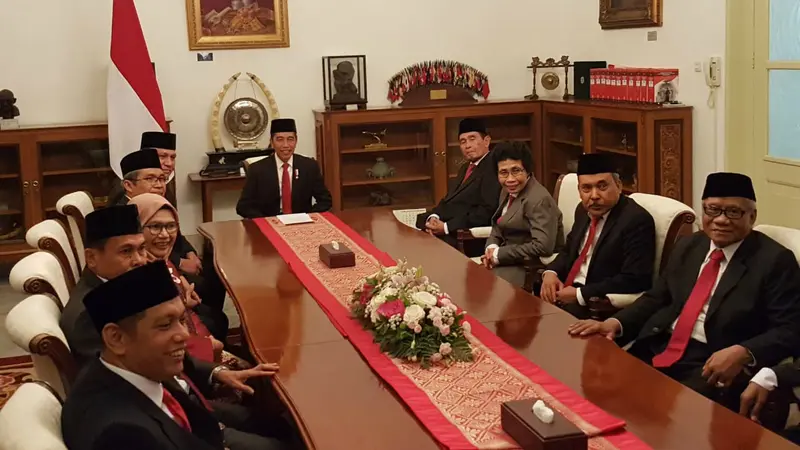 Presiden Jokowi bersama dengan Pimpinan KPK yang baru dan Dewan Pengawas KPK menggelar pertemuan, Jumat (20/12/2019).