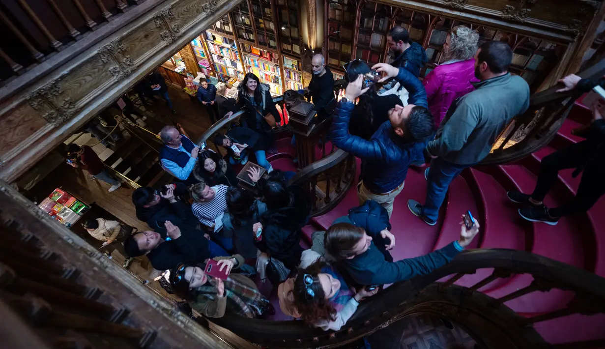Wisatawan mengambil gambar toko buku Lello di Porto, Portugal, Sabtu (12/1). Nama Lello sendiri diambil dari nama pendirinya yaitu Lello bersaudara, José dan António. (MIGUEL RIOPA/AFP)