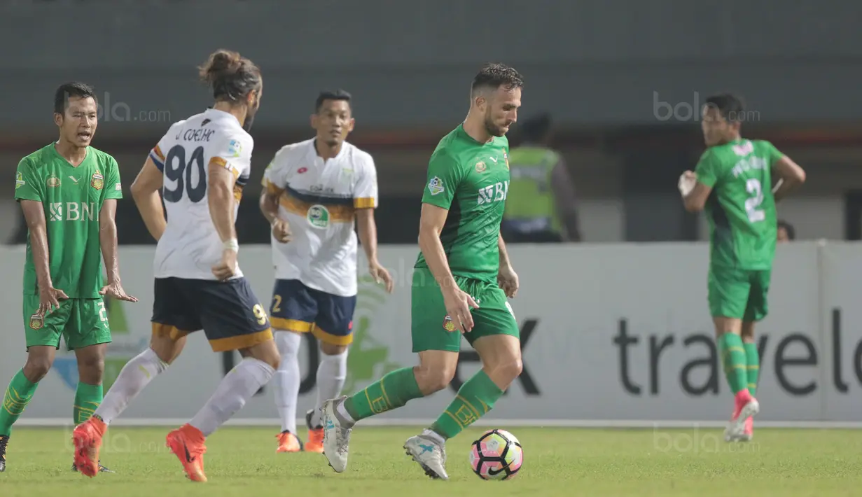 Pemain Bhayangkara FC, Ilija Spasojevic (kanan) melewati adangan pemain Persela pada lanjutan Liga 1 2017 di Stadion Patriot, Bekasi, (27/10/2017). Bhayangkara menang 3-1. (Bola.com/Nicklas Hanoatubun)