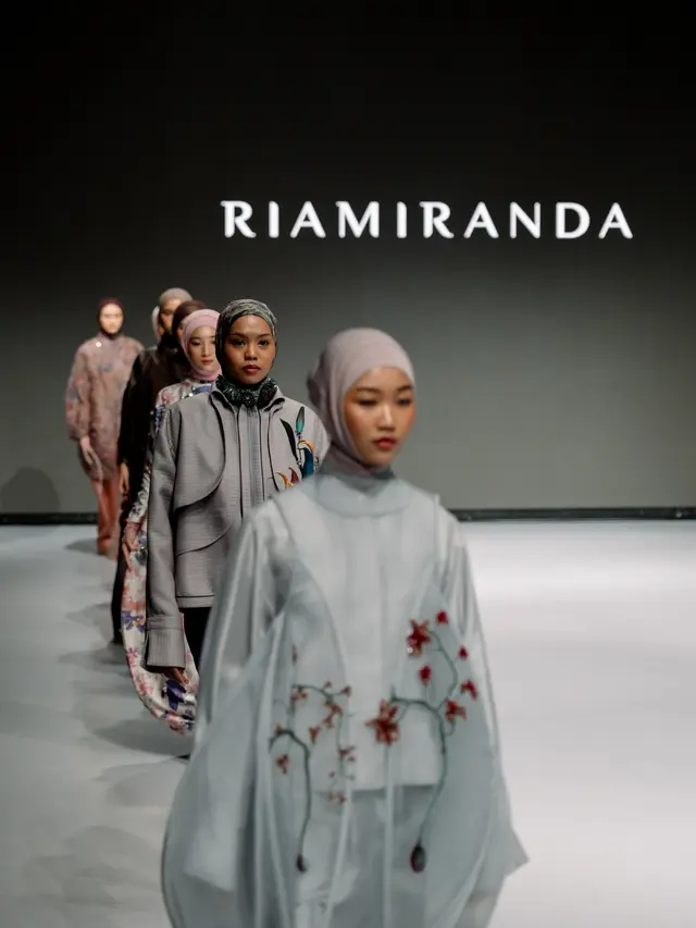 Emosi Kontras Modestwear Rancangan Ria Miranda di Koleksi Busana Juxtaposed