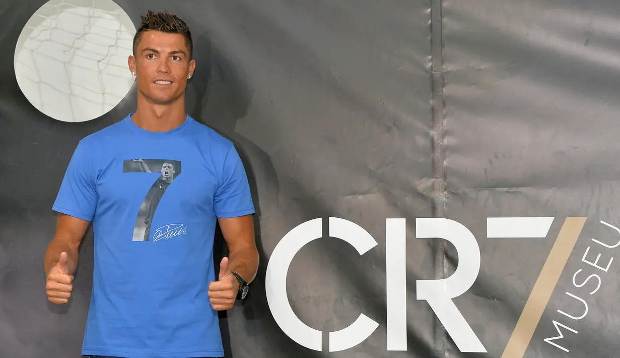 Cristiano Ronaldo saat berkunjung ke Museum CR7 di Funchal, Madeira, Portugal (23/7). Museum tersebut berisi perjalanan karier Ronaldo selama bertahun-tahun menggeluti dunia lapangan hijau. (AFP PHOTO/Helder Santos)