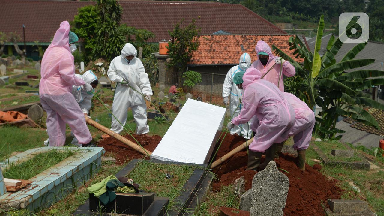 Relawan Evakuasi Jenazah dengan Protokol COVID-19