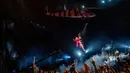 Machine Gun Kelly tampil di FirstEnergy Stadium, Cleveland, Ohio, Amerika Serikat, 13 Agustus 2022. Machine Gun Kelly muncul di atas panggung tepat setelah jam 9 malam, tergantung dari helikopter prop sambil menyanyikan lirik "Born with Horns." (Photo by Amy Harris/Invision/AP)