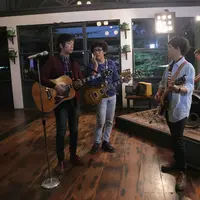 Grup band d'Masiv sedang menggarap proyek video klip terbarunya. Untuk proses penggarapan lagu berjudul Dengarlah Sayang itu menelan biaya yang tidak sedikit. (Andy Masela/Bintang.com)