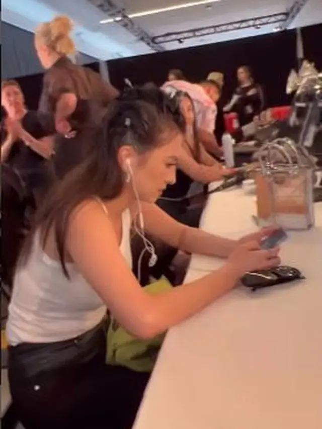 Kesibukan di backstage NYFW (Instagram/raffinagita1717)