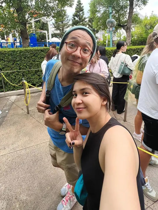 Pasangan yang menikah sejak tahun 2016 silam itu juga disebut sepeti pasangan ABG yang mengajak bermain adik-adiknya. [Instagram/putrititian]