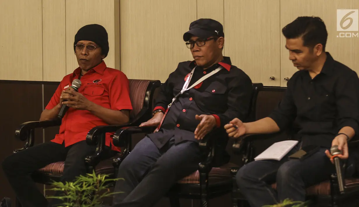 Politikus PDI Perjuangan Adian Napitupulu bersama Masinton Pasaribu menjadi pembicara dalam serial diskusi dalam rangkaian Kongres PDI P ke V di Bali, Jumat (9/8/2019). Diskusi tersebut membahas Demokrasi Arus Bawah (Perlawanan Terhadap Rezim Otoriter). (Liputan6.com/Johan Tallo)