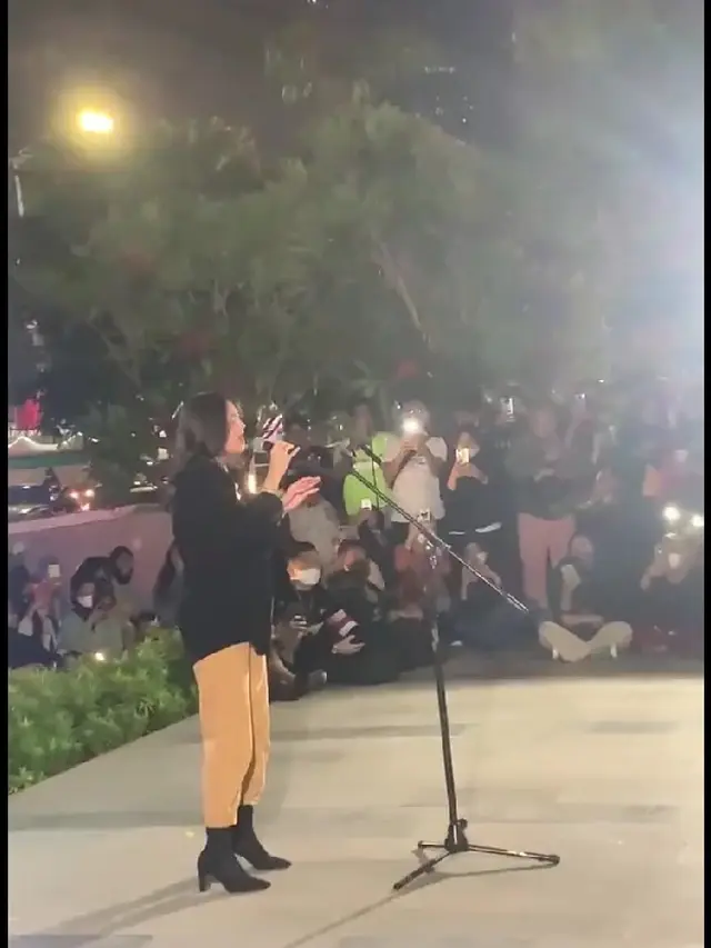 Penyanyi wanita Keisya Levronka saat tampil di Sarinah, Jakarta Pusat yang sempat menuai kritik. (Sumber tangkapan layar melalui Twitter @2906AL)