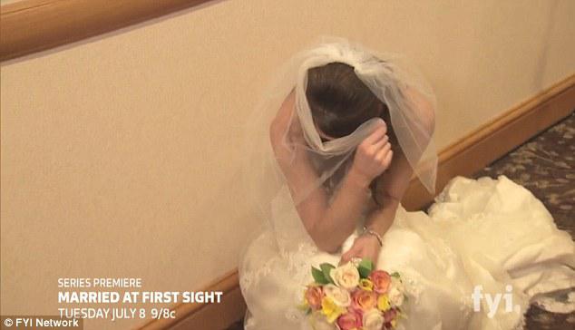 Reaksi pengantin wanita saat bertemu sang pria pertama kali | Foto: copyright dailymail.co.uk