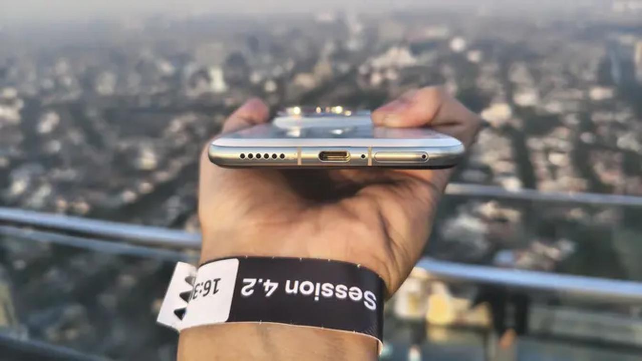 Tampak bawah Huawei Pura 80 Pro.(Liputan6.com/ Anka Fergy Agustian)