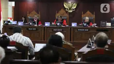 Hakim MK Arief Hidayat (tengah) saat memimpin sidang pengujian formil atas UU Republik Indonesia Nomor 19 Tahun 2019 tentang Perubahan Kedua Atas UU Nomor 30 Tahun 2002 tentang Komisi Pemberantasan Tindak Pidana Korupsi di Gedung MK, Jakarta, Senin (9/12/2019). (Liputan6.com/Herman Zakharia)