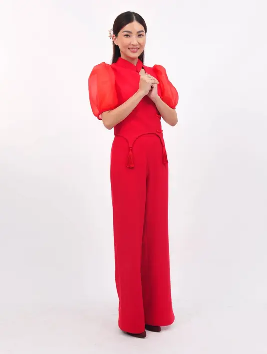 Sarwendah terlihat lebih mature dengan two pieces cheongsam pilihannya. Ia kenakan atasan cheongsam dengan kerah balon yang dipadukan dengan celana panjang merah [@sarwendah29]