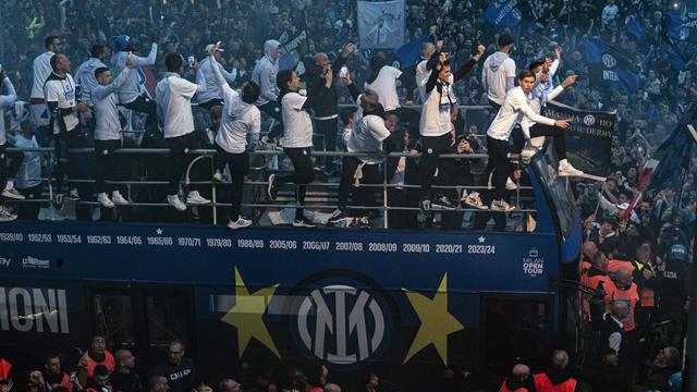 Foto: Lautan Manusia saat Inter Pesta Juara Liga Italia ke-20, Kota Milan Membiru