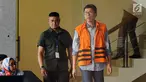 Wali Kota Batu nonaktif, Eddy Rumpoko usai menjalani pemeriksaan di Gedung KPK, Jakarta, Senin (25/9). Eddy menjalani pemeriksaan perdana sebagai tersangka dugaan suap pengadaan barang dan jasa di Pemkot Batu 2017. (Liputan6.com/Helmi Fithriansyah)